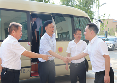省政協(xié)副主席魏增軍一行青創(chuàng)協(xié)會(huì)委員工作室調(diào)研指導(dǎo)工作。安康市政協(xié)主席周建功、安康市委常委、副市長(zhǎng)陳暉陪同調(diào)研